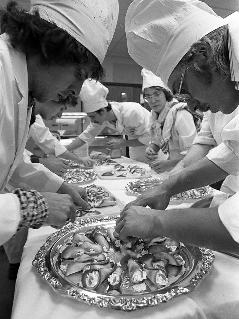Cindy Pawlcyn, second from right, oversees the 1975 Haute Cuisine meal at UW-Stout. / UW-Stout photo